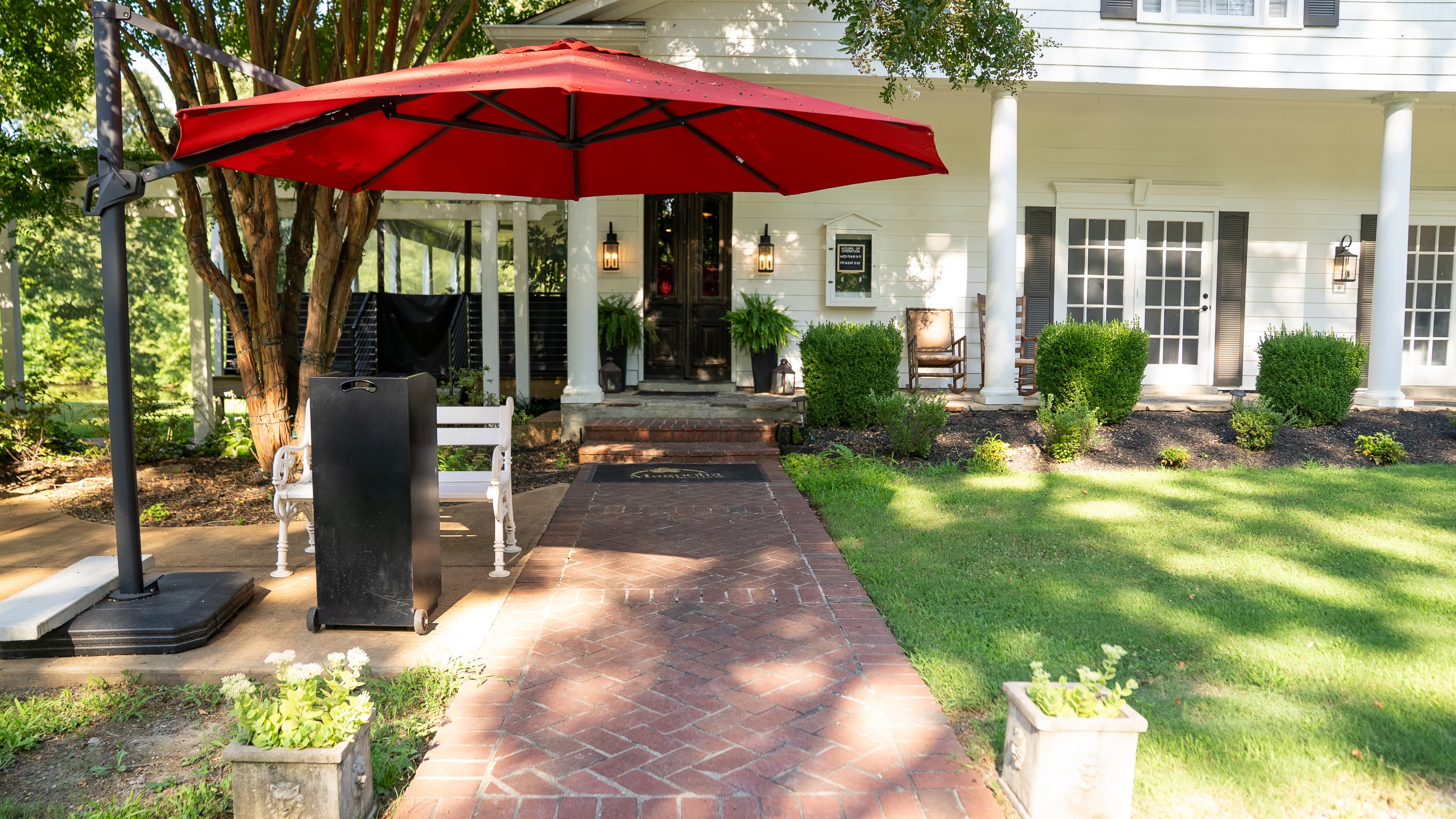 Dining room at Magnolia Bend Grille in Nesbit