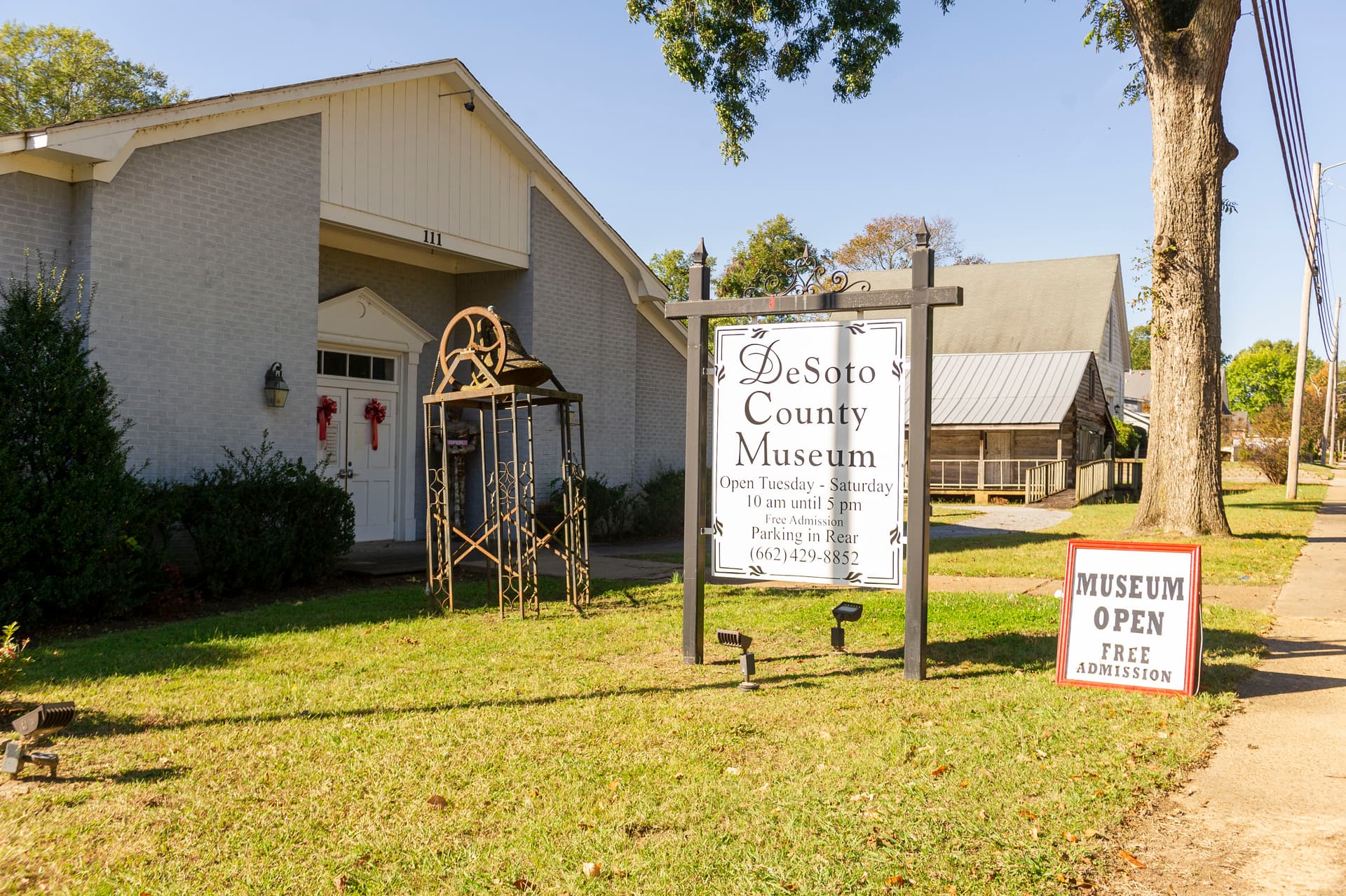 Exhibit hall with vintage furnishings at the DeSoto County Museum in Hernando