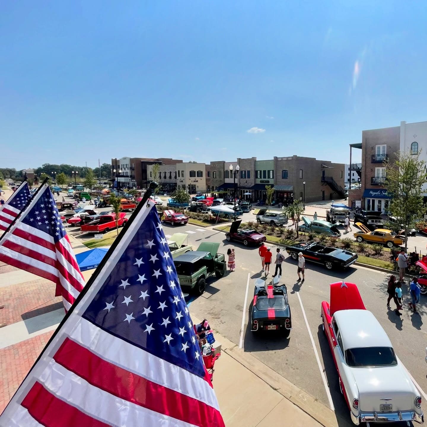 Community cars and crowds at Silo Square in Southaven